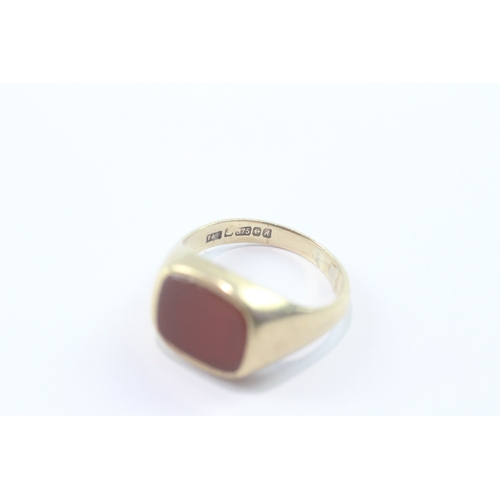 11 - 9ct gold carnelian signet ring (5.3g) Size O 1/2