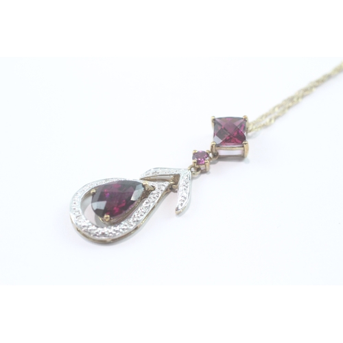 197 - 9ct gold garnet and diamond pendant on chain (3.5g)