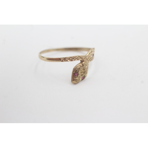 20 - 9ct gold ruby snake ring (1g) Size Q 1/2