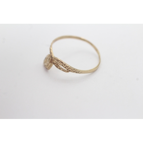 20 - 9ct gold ruby snake ring (1g) Size Q 1/2