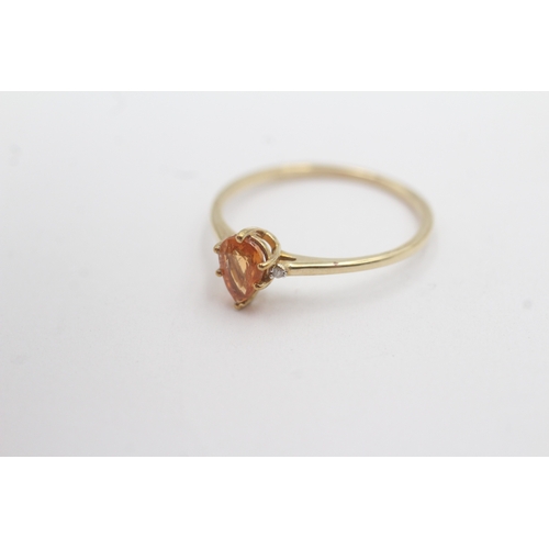 22 - 9ct gold orange gemstone diamond ring (1.4g) Size R 1/2