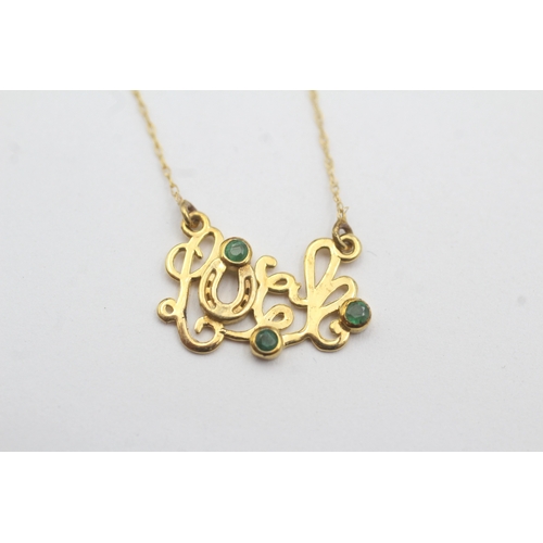 54 - 9ct gold emerald 'luck' pendant necklace (1.4g)