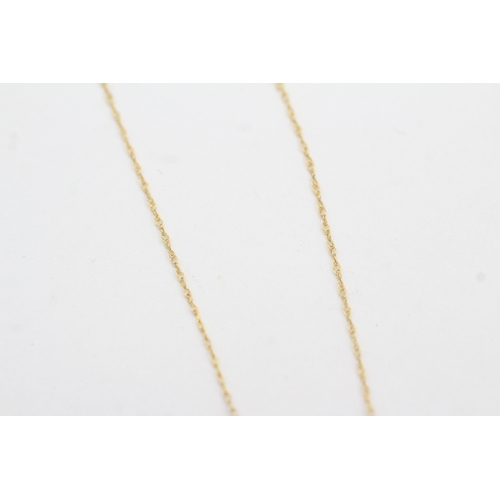 54 - 9ct gold emerald 'luck' pendant necklace (1.4g)