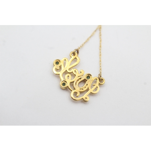 54 - 9ct gold emerald 'luck' pendant necklace (1.4g)