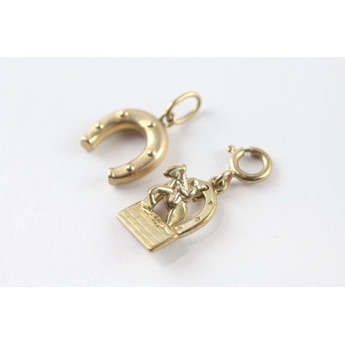 61 - 2x 9ct gold horseshoe and horse racing charms (3.2g)