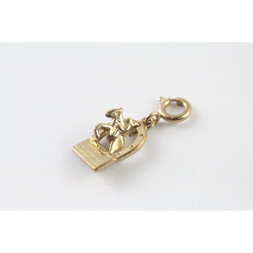 61 - 2x 9ct gold horseshoe and horse racing charms (3.2g)