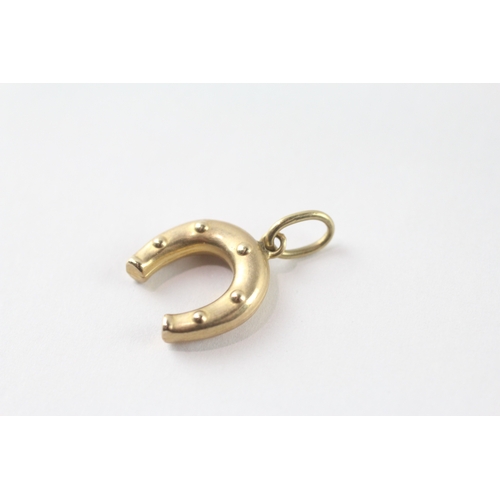 61 - 2x 9ct gold horseshoe and horse racing charms (3.2g)