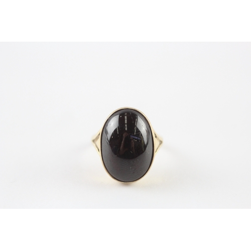 69 - 9ct gold garnet cabochon signet ring (5.4g) Size M