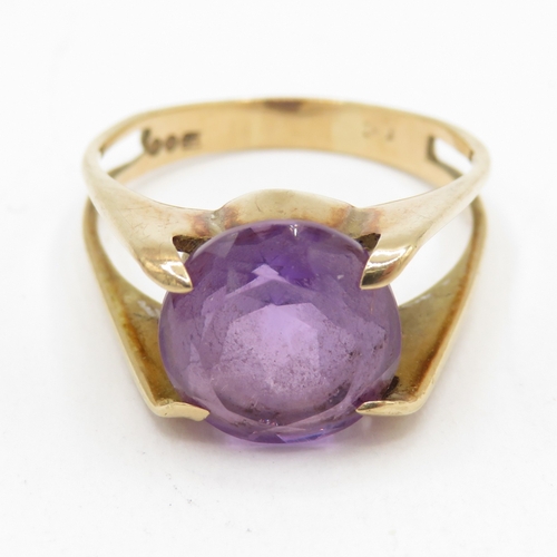 123 - 9ct gold amethyst solitaire ring (2.8g) Size M