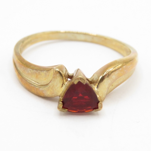 136 - 9ct gold garnet set ring (2.1g) Size N 1/2