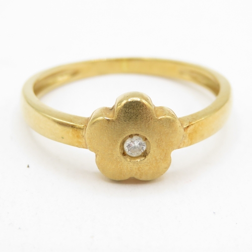 147 - 18ct gold diamond flower ring (2g) Size L 1/2