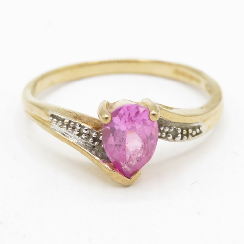 151 - 9ct gold diamond and pink sapphire dress ring (2g) Size O