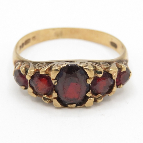 153 - 9ct gold garnet five-stone ring (2.4g) Size O