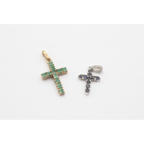 127 - 2x 9ct gold emerald sapphire cross pendant (1.6g)