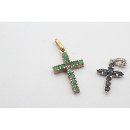 127 - 2x 9ct gold emerald sapphire cross pendant (1.6g)