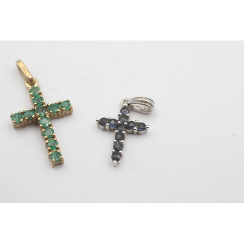 127 - 2x 9ct gold emerald sapphire cross pendant (1.6g)