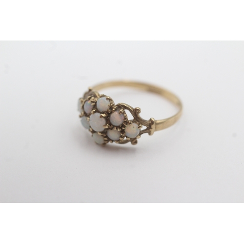 130 - 9ct gold opal cluster ring (1.8g) Size O 1/2