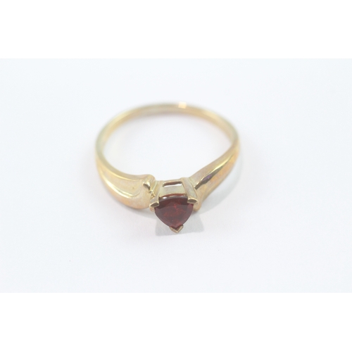 136 - 9ct gold garnet set ring (2.1g) Size N 1/2