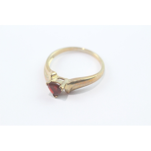 136 - 9ct gold garnet set ring (2.1g) Size N 1/2