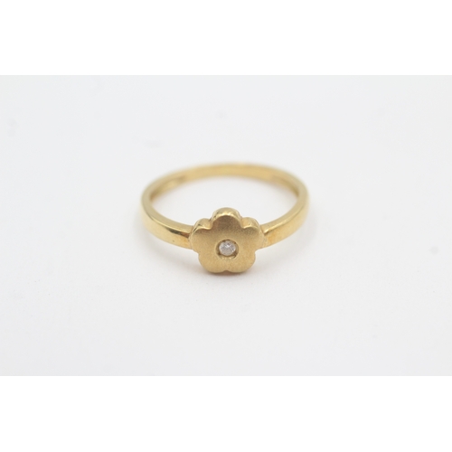 147 - 18ct gold diamond flower ring (2g) Size L 1/2