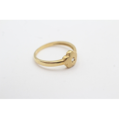 147 - 18ct gold diamond flower ring (2g) Size L 1/2