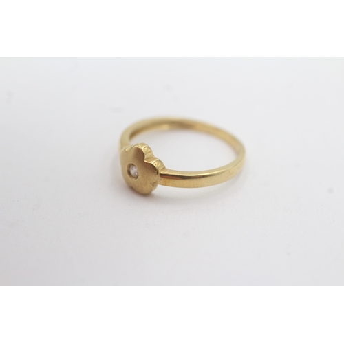 147 - 18ct gold diamond flower ring (2g) Size L 1/2