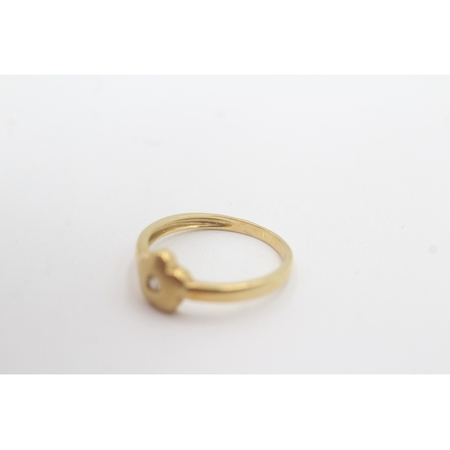 147 - 18ct gold diamond flower ring (2g) Size L 1/2