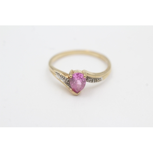 151 - 9ct gold diamond and pink sapphire dress ring (2g) Size O