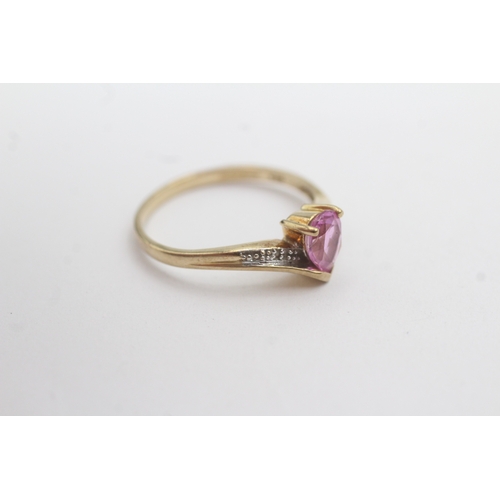 151 - 9ct gold diamond and pink sapphire dress ring (2g) Size O