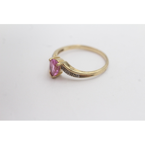 151 - 9ct gold diamond and pink sapphire dress ring (2g) Size O