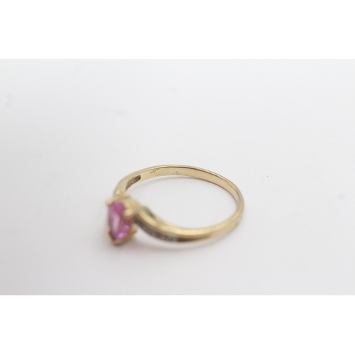 151 - 9ct gold diamond and pink sapphire dress ring (2g) Size O