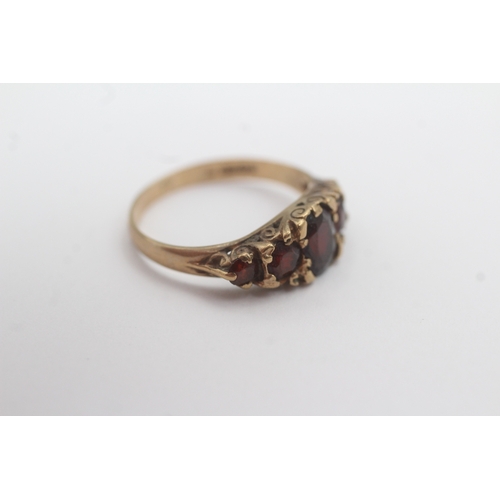 153 - 9ct gold garnet five-stone ring (2.4g) Size O