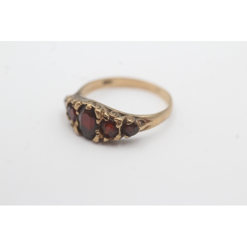 153 - 9ct gold garnet five-stone ring (2.4g) Size O