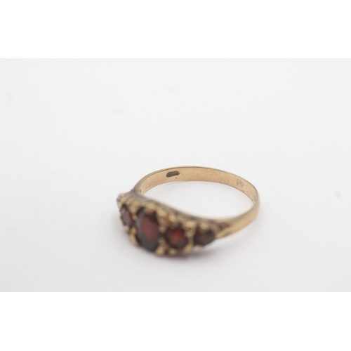 153 - 9ct gold garnet five-stone ring (2.4g) Size O