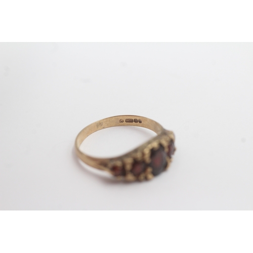 153 - 9ct gold garnet five-stone ring (2.4g) Size O