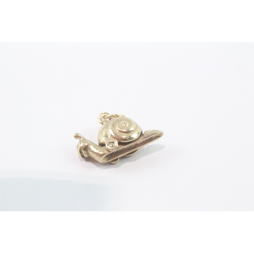 174 - 9ct gold snail charm pendant (1.8g)