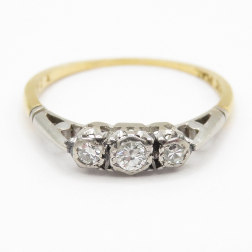 16 - 18ct gold & platinum 3 stone diamond ring (1.4g) Size K