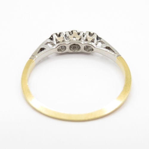 16 - 18ct gold & platinum 3 stone diamond ring (1.4g) Size K