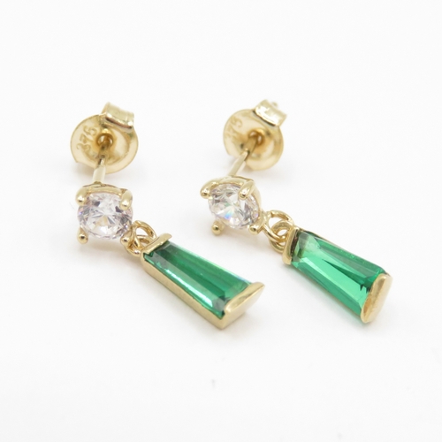 32 - 9ct gold chrome diopside earrings (0.64g)