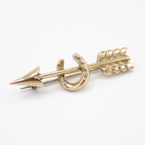 38 - 9ct gold horseshoe arrow brooch (1.6g)