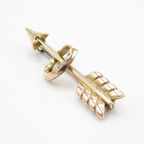 38 - 9ct gold horseshoe arrow brooch (1.6g)