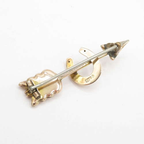 38 - 9ct gold horseshoe arrow brooch (1.6g)