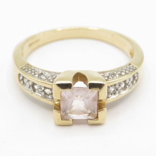 47 - 9ct gold rose quartz solitaire ring with white gemstone shoulders (3.3g) Size N