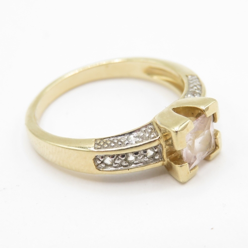 47 - 9ct gold rose quartz solitaire ring with white gemstone shoulders (3.3g) Size N