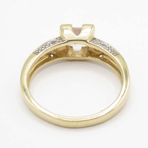 47 - 9ct gold rose quartz solitaire ring with white gemstone shoulders (3.3g) Size N