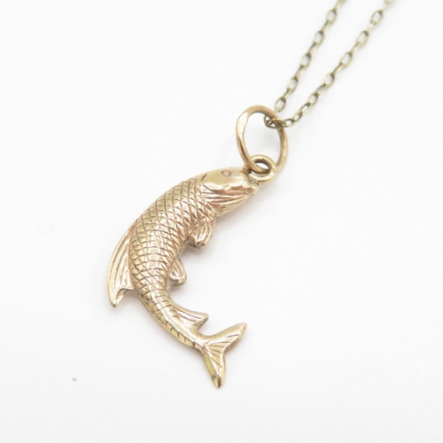 48 - 9ct gold fish charm on chain (0.87g)