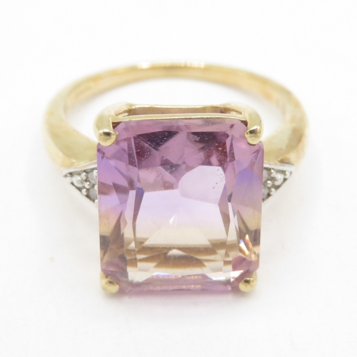 110 - 9ct gold colour changing quartz solitaire ring with diamond shoulders   (3.1g) Size J 1/2