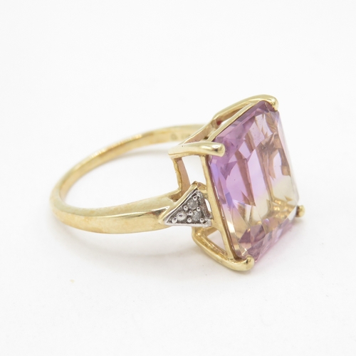 110 - 9ct gold colour changing quartz solitaire ring with diamond shoulders   (3.1g) Size J 1/2