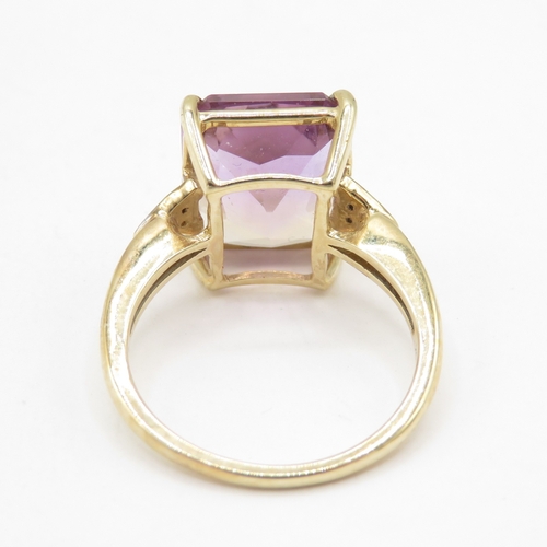 110 - 9ct gold colour changing quartz solitaire ring with diamond shoulders   (3.1g) Size J 1/2