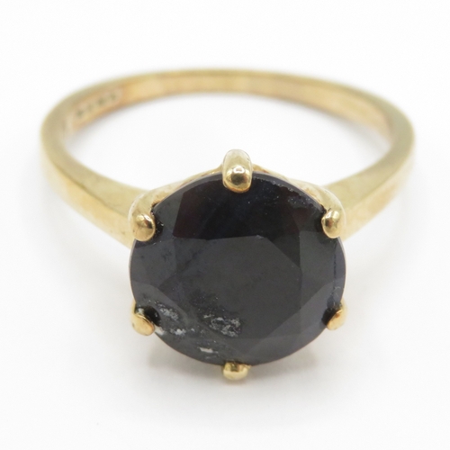 124 - 9ct gold sapphire solitaire ring  (3.3g) Size P